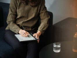 LOGIQ Ⓒ Jan Khür Julie Hrncirova / Abrakadabra 2025 Abrakadabra Studio, Jan Khür, Julie Hrncirova, Photographer, Photography, Oslo, Studio, Norway, Czech Republic, France, advertising, art